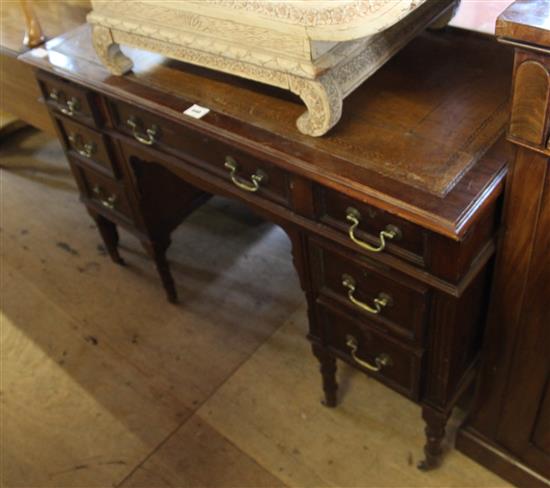 Edwardian leather top walnut desk(-)